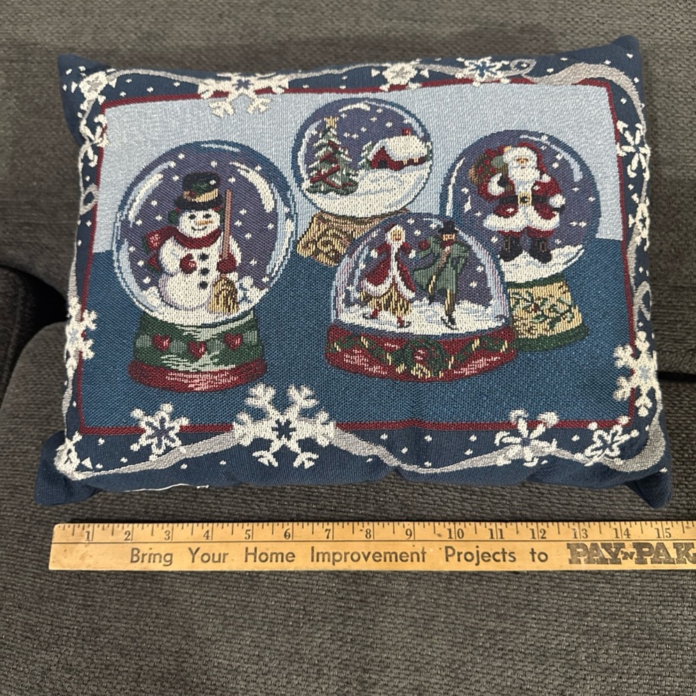 Vintage needlepoint Christmas pillow - Picture 3 of 6